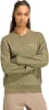 Damen-Sweatshirt in Grün mit Adidas-Logo auf der Brust, Arme verschränkt.