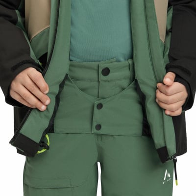 Detail einer Skijacke und Hose mit Händen in den Taschen, Grün und Schwarz.