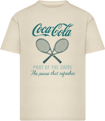 Hellbeiges T-Shirt mit Coca-Cola-Logo und Tennisschlägern.
