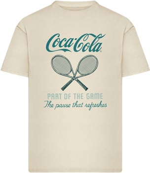 Hellbeiges T-Shirt mit Coca-Cola-Logo und Tennisschlägern.