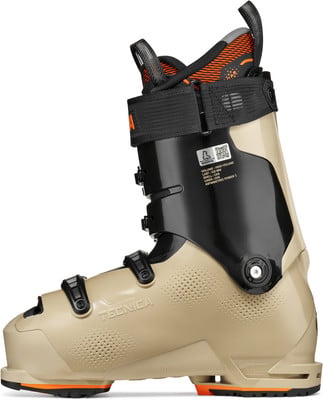 Braune Skischuhe der Marke Tecnica mit schwarzen Details und orangen Akzenten.