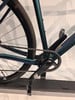Detail des Fahrradhinterrads und der Kurbel mit Kette.