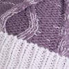 Detail eines Strickmusters mit violetten und weißen Streifen und Zöpfen.