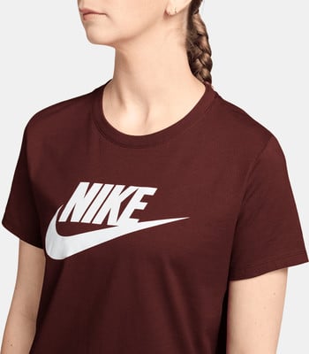 Dunkelrotes Damen-T-Shirt von Nike mit Logo auf der Brust.