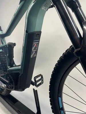 Detail eines Elektro-Mountainbikes mit Akku und Pedal.