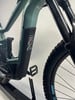 Detail eines Elektro-Mountainbikes mit Akku und Pedal.