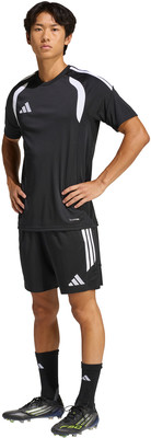 Ein Mann in schwarzer Adidas-Sportkleidung mit weißen Streifen und Logo. Ein Mann in schwarzer Adidas-Sportkleidung mit weißen Streifen und Logo.