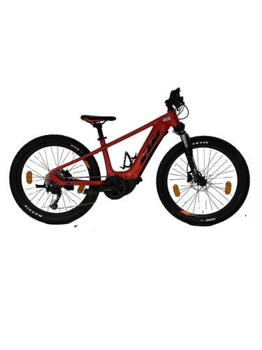 Ein rotes E-Mountainbike mit dicken Reifen auf weißem Hintergrund.