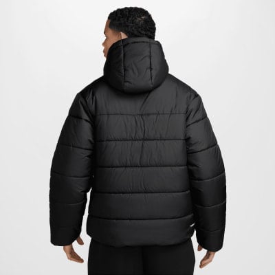 Schwarze Herren-Daunenjacke mit Kapuze, Rückansicht. Schwarze Herren-Daunenjacke mit Kapuze, Rückansicht.