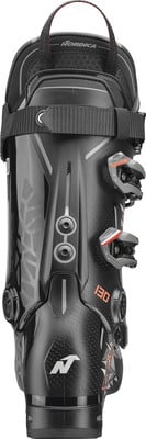 Schwarzer Nordica Skischuh mit orangen Details und Schnallen. Schwarzer Nordica Skischuh mit orangen Details und Schnallen.