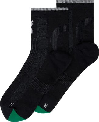 Schwarze Socken mit Logo und grüner Spitze, weißem Schriftzug. Schwarze Socken mit Logo und grüner Spitze, weißem Schriftzug.
