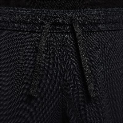 Schwarze Kordel am Bund einer schwarzen Hose.