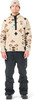 Ein Mann in einem beigen Fleece-Pullover mit Print und schwarzer Hose.