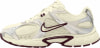 Beige Nike Laufschuhe mit weinroten Akzenten und silbernen Details.