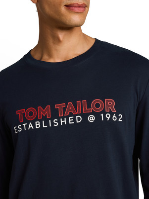 Sötétkék pulóver piros TOM TAILOR felirattal és 1962-es évszámmal. Sötétkék pulóver piros TOM TAILOR felirattal és 1962-es évszámmal.