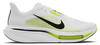 Fehér Nike futócipő fekete és lime részletekkel.