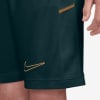 Sötétkék, arany Nike logós és részletgazdag rövidnadrág.