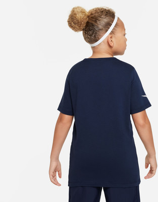 Mädchen in dunkelblauem T-Shirt und dunkler Hose mit Dutt. Mädchen in dunkelblauem T-Shirt und dunkler Hose mit Dutt.