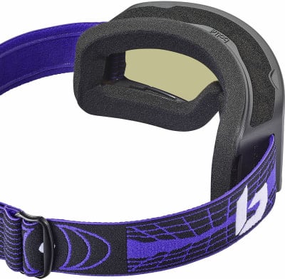 Skibrille mit schwarzem Rahmen, violettem Band und gelber Linse. Skibrille mit schwarzem Rahmen, violettem Band und gelber Linse.