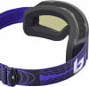 Skibrille mit schwarzem Rahmen, violettem Band und gelber Linse.