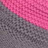 Detail eines Strickmusters mit diagonal getrennten rosa und grauen Streifen.