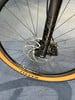 Vorderreifen eines Mountainbikes mit Scheibenbremse und RockShox-Logo.