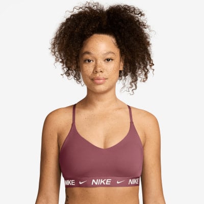 Ein Mädchen in einem rosa Sport-BH mit Nike-Logo auf der Brust.