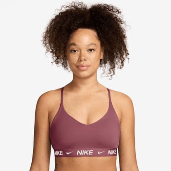 Ein Mädchen in einem rosa Sport-BH mit Nike-Logo auf der Brust.