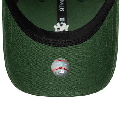 Zelená kšiltovka s logem MLB a sériovým číslem na baseballovém míčku. Zelená kšiltovka s logem MLB a sériovým číslem na baseballovém míčku.