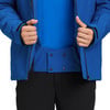 Mann in blauer Jacke und schwarzer Hose mit Händen am Reißverschluss.