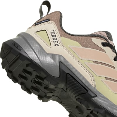 Detail der Sohle und Seite eines Adidas Terrex Wanderschuhs mit 'TRAXION'-Aufschrift.