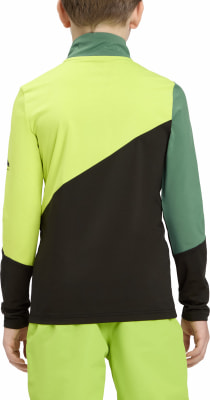 Junge in einem gelb-schwarzen Langarmshirt mit grünen Einsätzen. Junge in einem gelb-schwarzen Langarmshirt mit grünen Einsätzen.