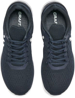 Draufsicht auf dunkelblaue Laufschuhe mit Schnürung und CRAFT-Logo. Draufsicht auf dunkelblaue Laufschuhe mit Schnürung und CRAFT-Logo.