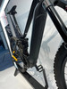 Schwarzes E-Mountainbike mit Federung und breiten Reifen.