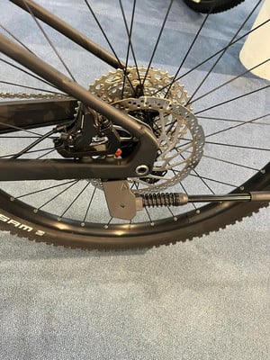 Detail des Hinterrads eines Mountainbikes mit Kassette und Scheibenbremse.