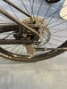 Detail des Hinterrads eines Mountainbikes mit Kassette und Scheibenbremse.