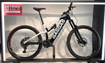 Ein GasGas E-Mountainbike mit weißem Rahmen und schwarzen Details.