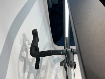 Detail des Lenkers eines Gravelbikes mit Lenkerband und Bremshebeln. Detail des Lenkers eines Gravelbikes mit Lenkerband und Bremshebeln.