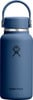 Blaue Hydro Flask Flasche mit Logo und Griff, isoliert auf weißem Hintergrund.