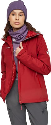 Model in roter Jacke, lila Mütze und Schal, grauer Hose. Model in roter Jacke, lila Mütze und Schal, grauer Hose.