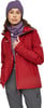 Model in roter Jacke, lila Mütze und Schal, grauer Hose.