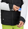 Ein Mann in einer Skijacke schiebt eine Karte in eine Ärmeltasche.