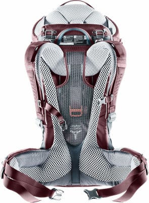Rückseite eines Rucksacks mit gepolsterten Schultergurten und Hüftgurt. Rückseite eines Rucksacks mit gepolsterten Schultergurten und Hüftgurt.