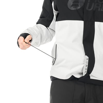 Ein Mann hält eine Kordel an einer Jacke mit weißen und schwarzen Einsätzen. Ein Mann hält eine Kordel an einer Jacke mit weißen und schwarzen Einsätzen.