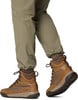Herren-Knöchel-Stiefel in Braun mit Khaki-Hosen und gemusterten Socken.
