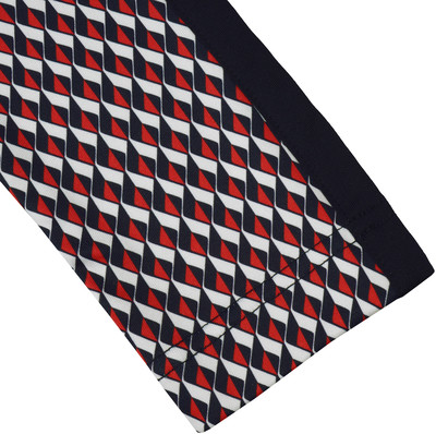 Dunkelblauer Saum mit geometrischem Muster aus roten und weißen Rauten. Dunkelblauer Saum mit geometrischem Muster aus roten und weißen Rauten.