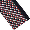 Dunkelblauer Saum mit geometrischem Muster aus roten und weißen Rauten.