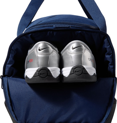 Zwei Nike Total 90 Sportschuhe sind in einer dunkelblauen Tasche verstaut. Zwei Nike Total 90 Sportschuhe sind in einer dunkelblauen Tasche verstaut.