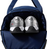 Zwei Nike Total 90 Sportschuhe sind in einer dunkelblauen Tasche verstaut.