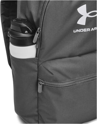 Grauer Rucksack mit Under Armour Logo und Seitentasche für eine Flasche. Grauer Rucksack mit Under Armour Logo und Seitentasche für eine Flasche.